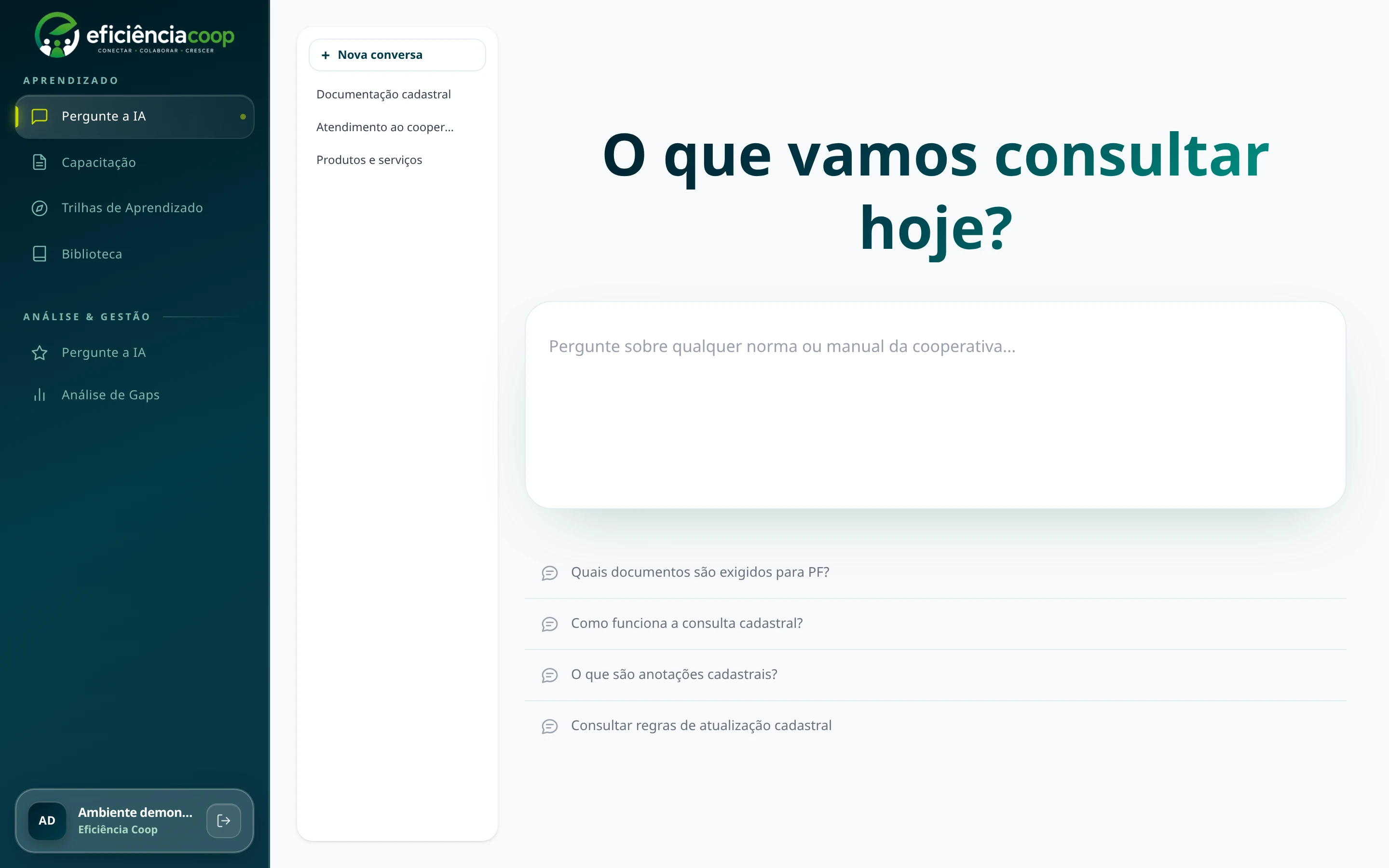 Tela real do assistente: navegação lateral, histórico de conversas, campo de consulta e sugestões de perguntas, com a marca Eficiência Coop.
