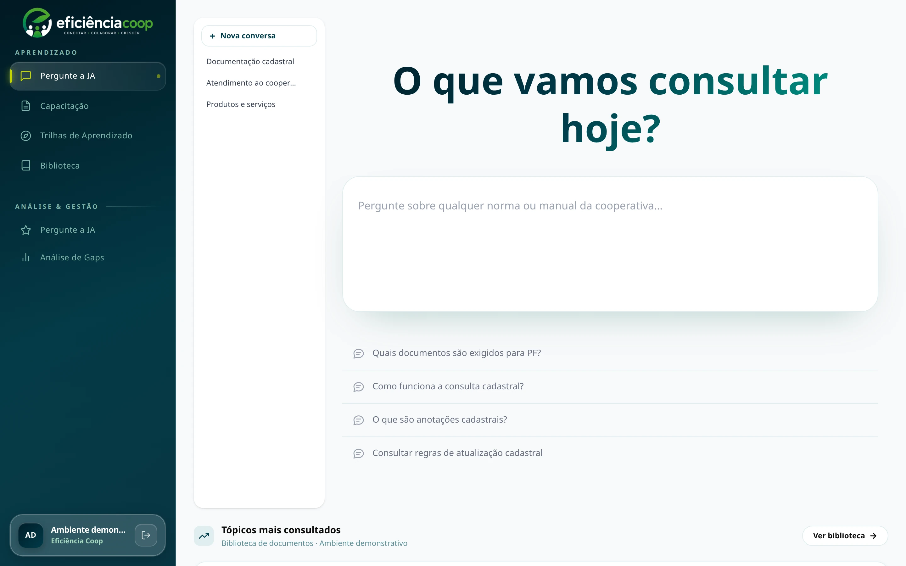 Página inicial real da plataforma, com chat integrado, sugestões de consulta e a seção de tópicos mais consultados. Ambiente demonstrativo da Eficiência Coop.